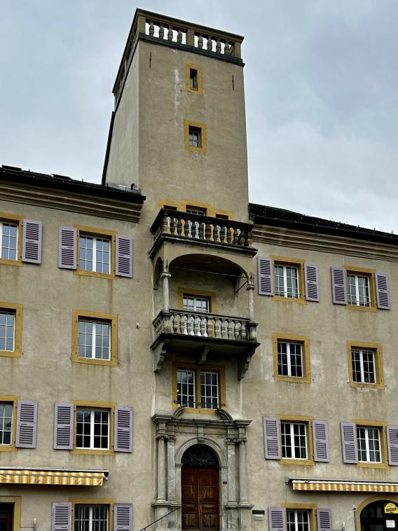 Balcon sur un btiment officiel  Brigue, Suisse